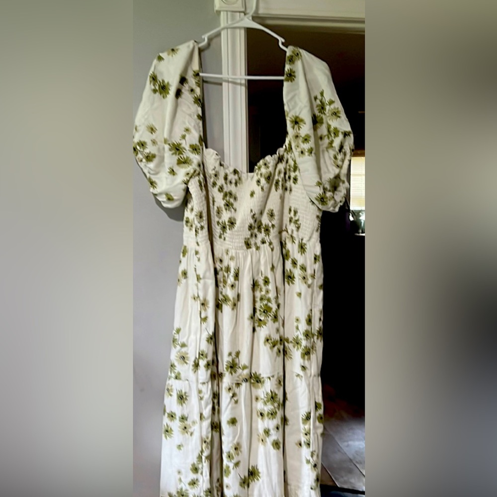 Long dress abercrombie off white with green detailing  size xxxl new with tags!